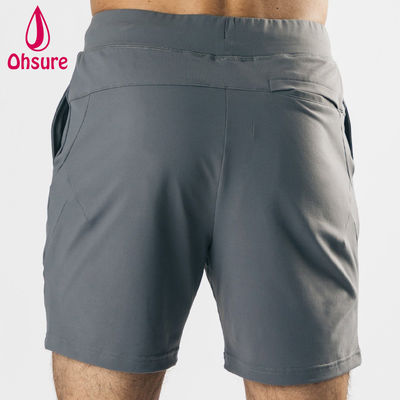 OEM Disegno del logo personalizzato Materiale leggero Stretta a quattro vie Tasche anteriori profonde Uomini Sport Shorts Gym Training Shorts