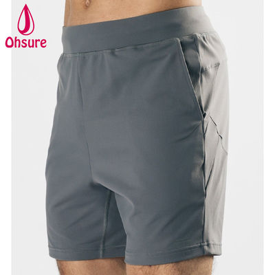 OEM Disegno del logo personalizzato Materiale leggero Stretta a quattro vie Tasche anteriori profonde Uomini Sport Shorts Gym Training Shorts