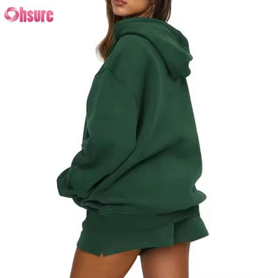 Completo sportivo oversize da donna all'ingrosso, composto da pantaloncini e felpa con cappuccio, 2 pezzi, con logo personalizzato